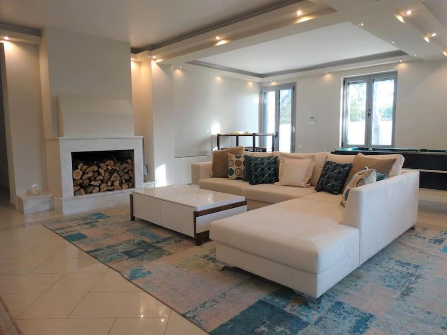 The White House Beach Villa Rafína Exterior photo
